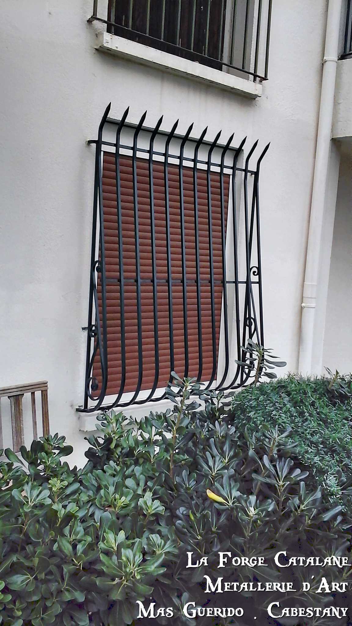 grille fixe galbee volutes pointes fer Forge Catalane Cabestany.jpg